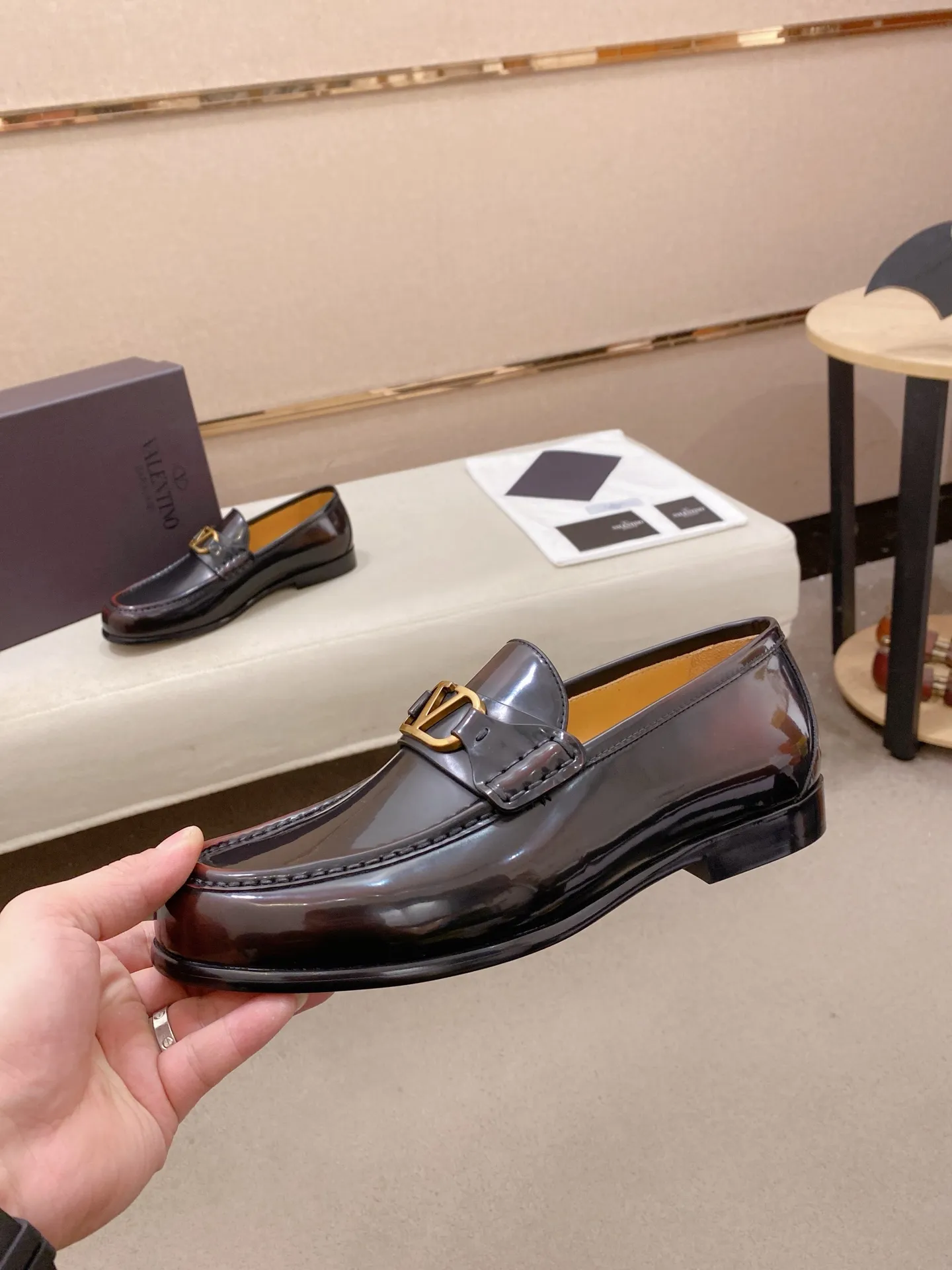 Factory price: 700💰Valentino's new men's V logo micro-label business casual loafers. These Derby loafers are made of imported cowhide leather. They are light in texture and cool in style. The uppers are decorated with brand logo buckles, highlighting the big-brand style! The lines reveal novel urban trends. The toe is round and full, and the rubber foam sole and triple protruding leather welt complement each other. It is extremely fashionable and charming, with dyed calfskin lining, genuine leather feet, and standard logo decoration. It is simple yet elegant. It has a classic European and American loose style and is extremely comfortable on the feet. Size: 39-44 (38.45. Customized)